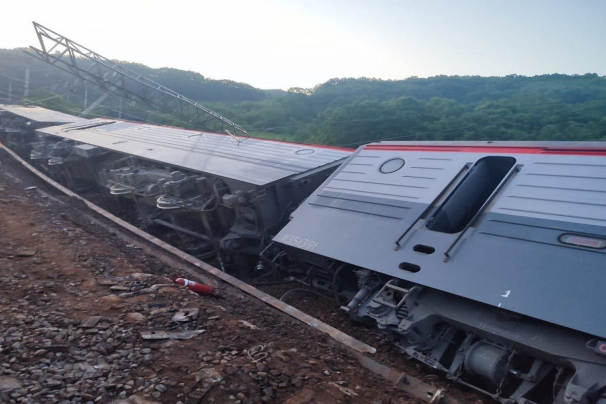 Passenger train derails in Russia-<span class="red_color">VIDEO