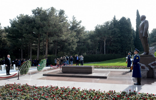President of National Assembly of Bulgaria pays a visit to tomb of Azerbaijan's National Leader Heydar Aliyev