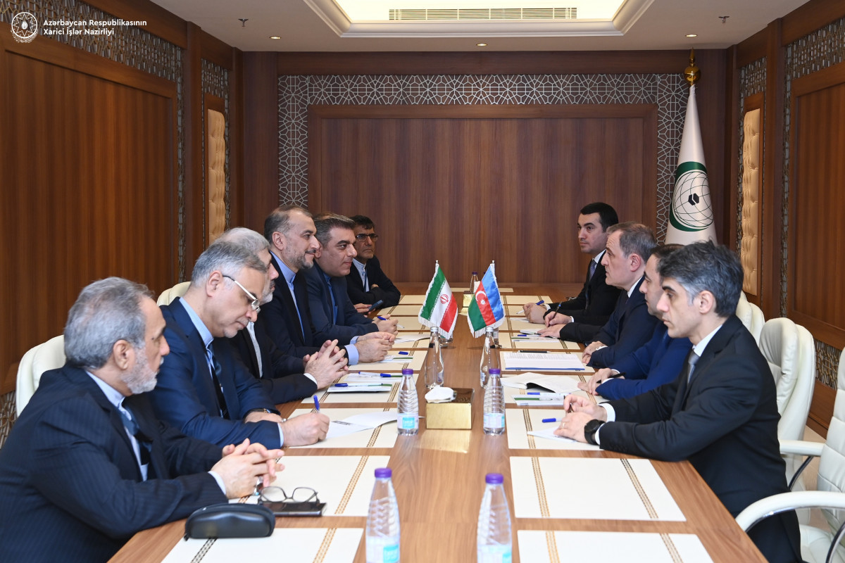 Azerbaijani, Iranian FMs discuss bilateral relations