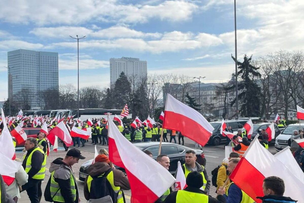 Polish farmers burn tyres outside Tusk