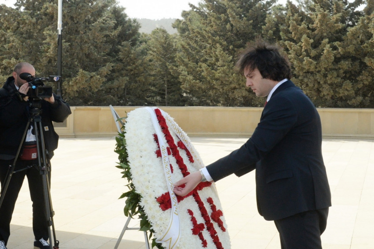 Georgian Prime Minister visits Alley of Martyrs in Azerbaijan
