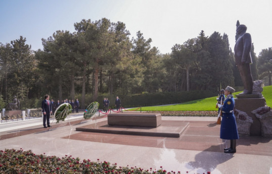 Georgian PM Irakli Kobakhidze visits grave of National Leader of Azerbaijan Heydar Aliyev -PHOTO 