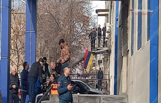 Armed men storm police station in Armenian capital Yerevan-VIDEO 