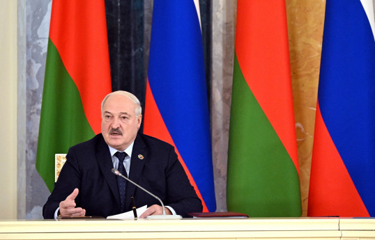 Belarus' Lukashenko inspects forces near Lithuanian border