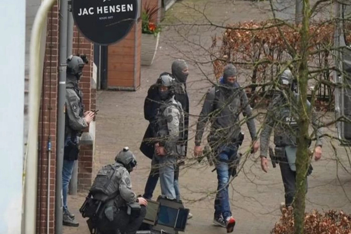 Man holds several people hostage inside Dutch cafe