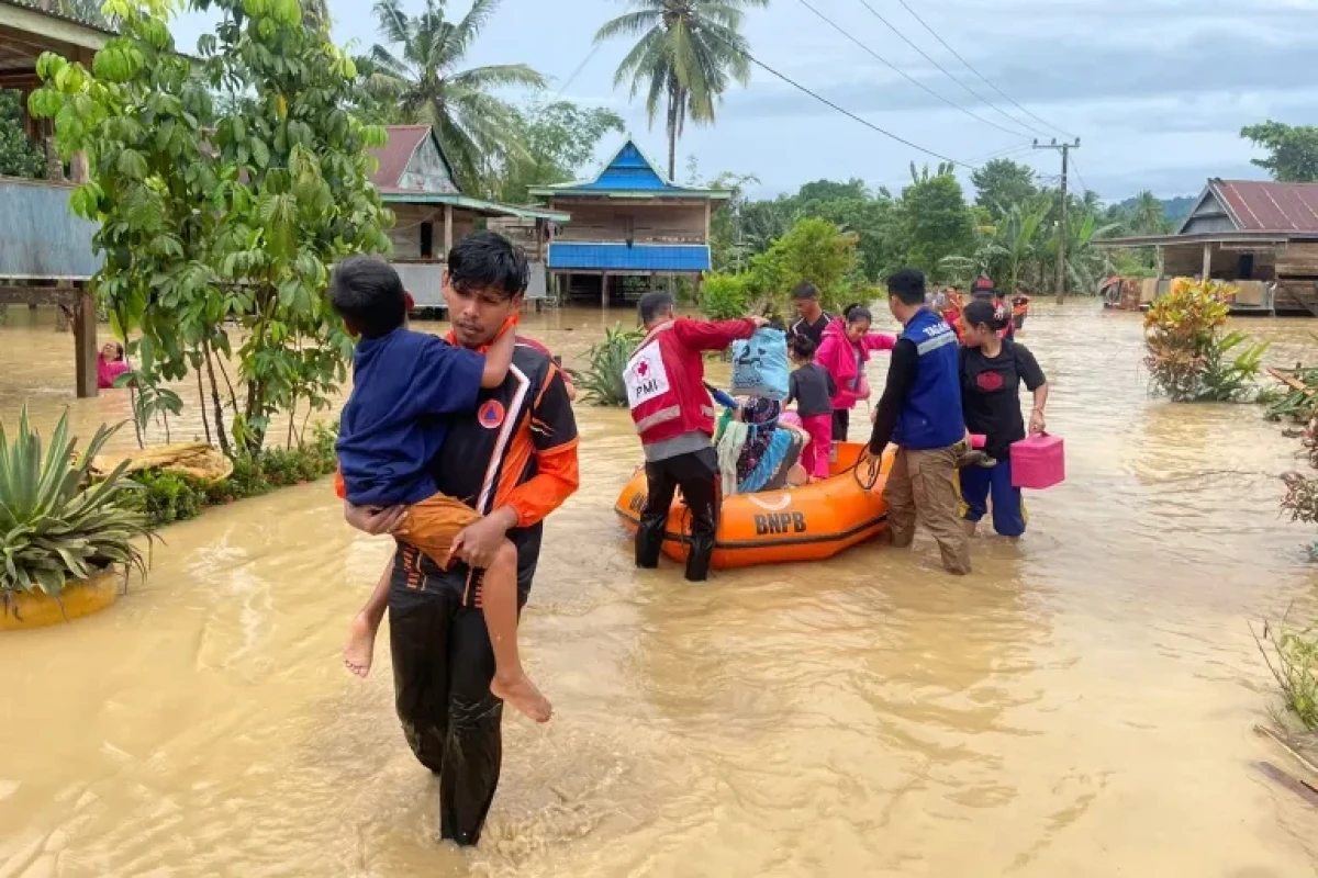 Landslides, floods sweep Indonesia’s South Sulawesi, killing 15 people