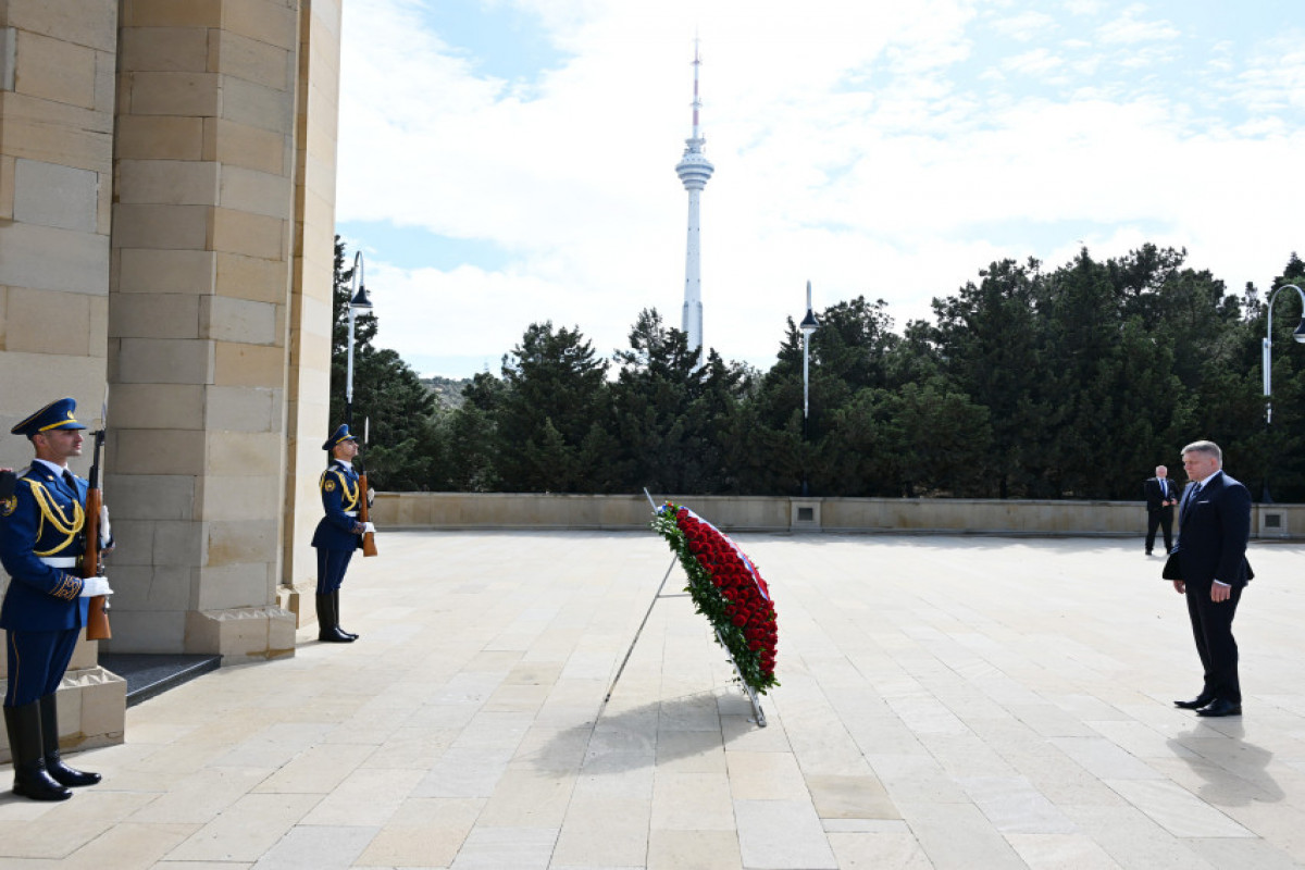 Slovak PM pays tribute to Azerbaijani martyrs