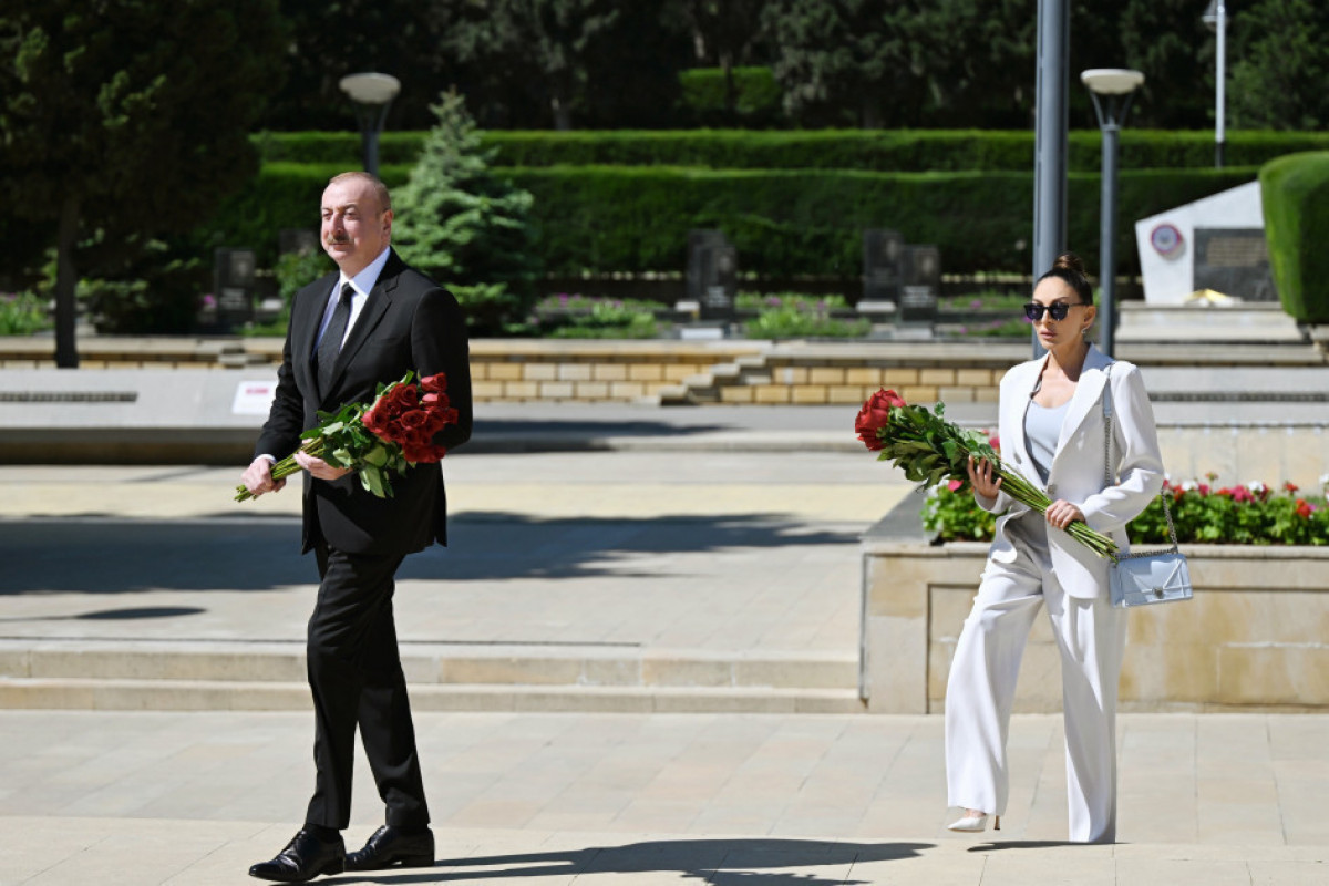 Azerbaijani President Ilham Aliyev and First Lady Mehriban Aliyeva visit Hazi Aslanov's grave