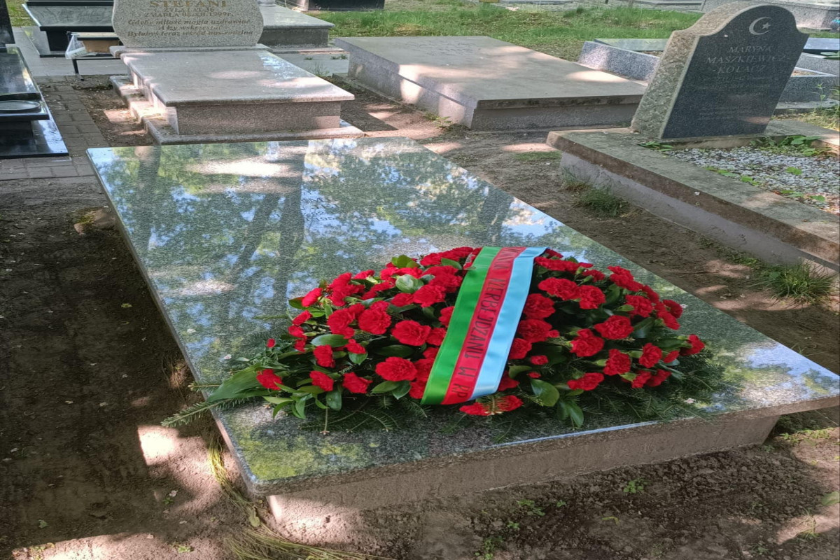 Grave of Azerbaijani colonel Veli Bey Yadigar visited in Poland