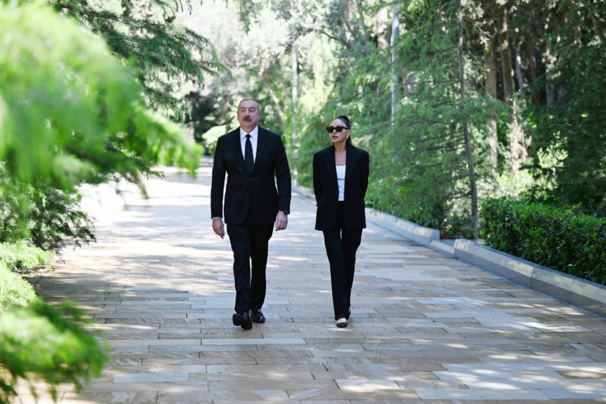 President Ilham Aliyev and First Lady Mehriban Aliyeva visited tomb of National Leader Heydar Aliyev in Alley of Honors