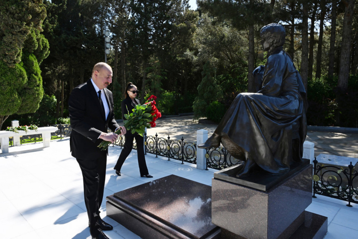 President Ilham Aliyev and First Lady Mehriban Aliyeva visited tomb of National Leader Heydar Aliyev in Alley of Honors