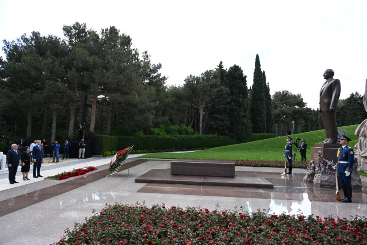 Azerbaijan's state and government officials pay respect to National Leader Heydar Aliyev