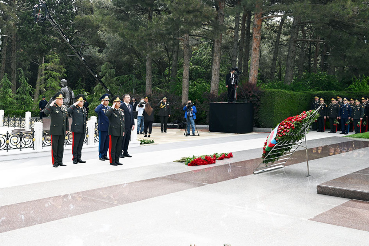 Azerbaijan Defense Ministry’s leadership visits the Alley of Honor -PHOTO 