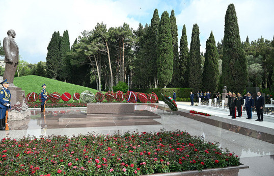 Azerbaijan Defense Ministry’s leadership visits the Alley of Honor -PHOTO 