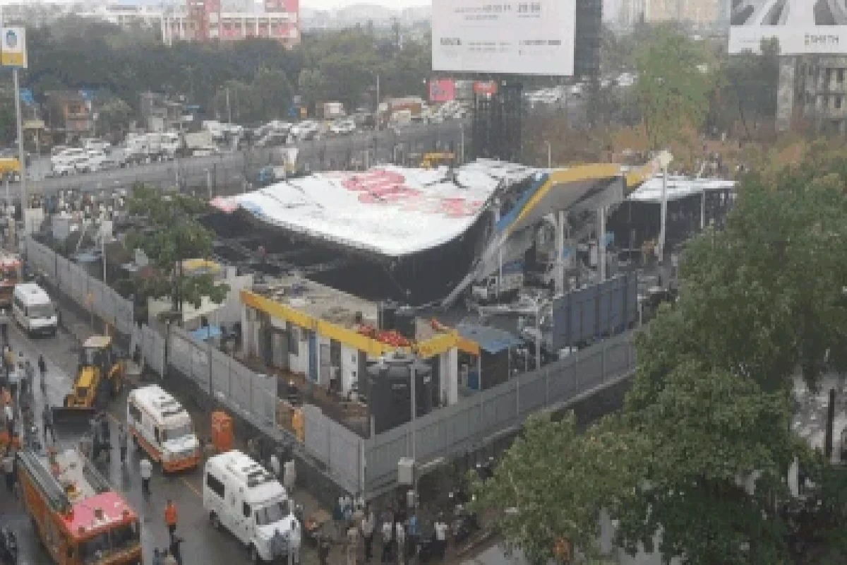 Mumbai billboard collapse crushes homes and cars, kills at least 14 - <span class="red_color">VIDEO-<span class="red_color">UPDATED