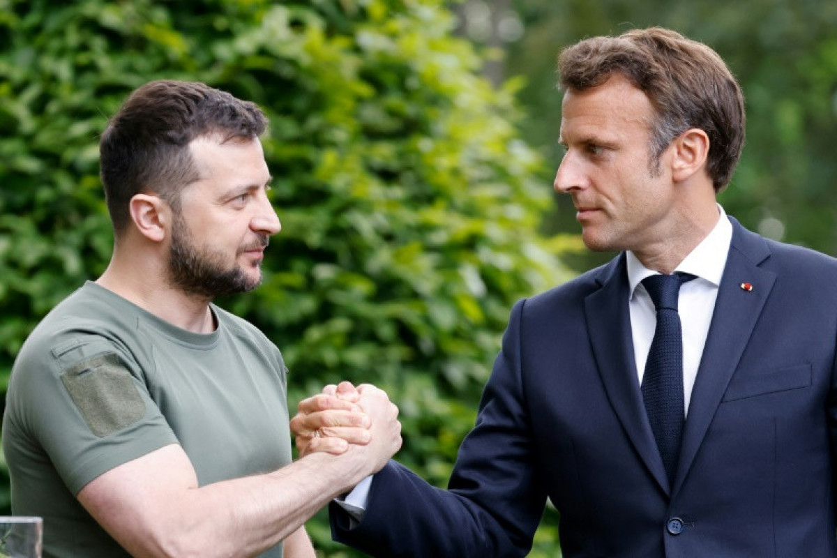 Ukrainian President Vladimir Zelensky and French President Emmanuel Macron