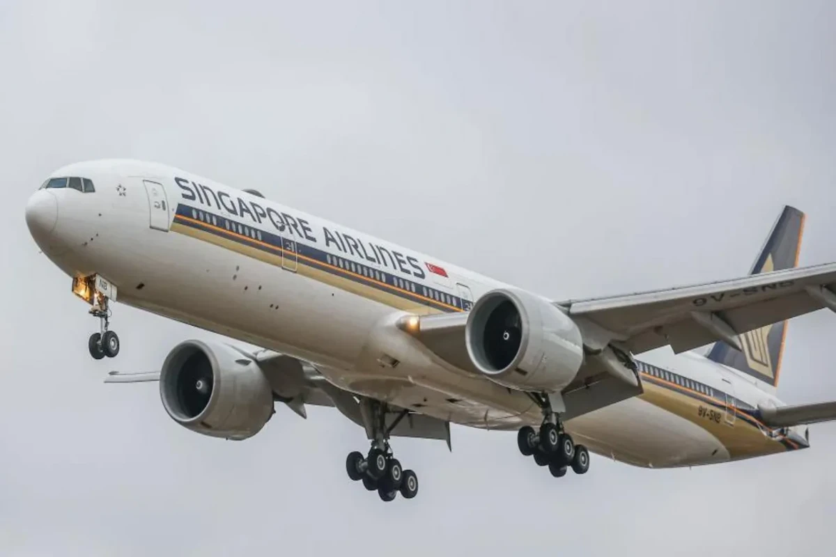 One dead and at least 71 injured after severe turbulence hits Singapore Airlines flight-<span class="red_color">UPDATED