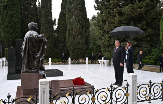 President of Tajikistan visits grave of National Leader Heydar Aliyev in Alley of Honors