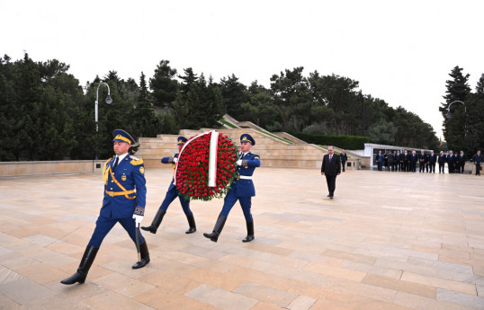 President of Tajikistan visits Alley of Martyrs in Baku