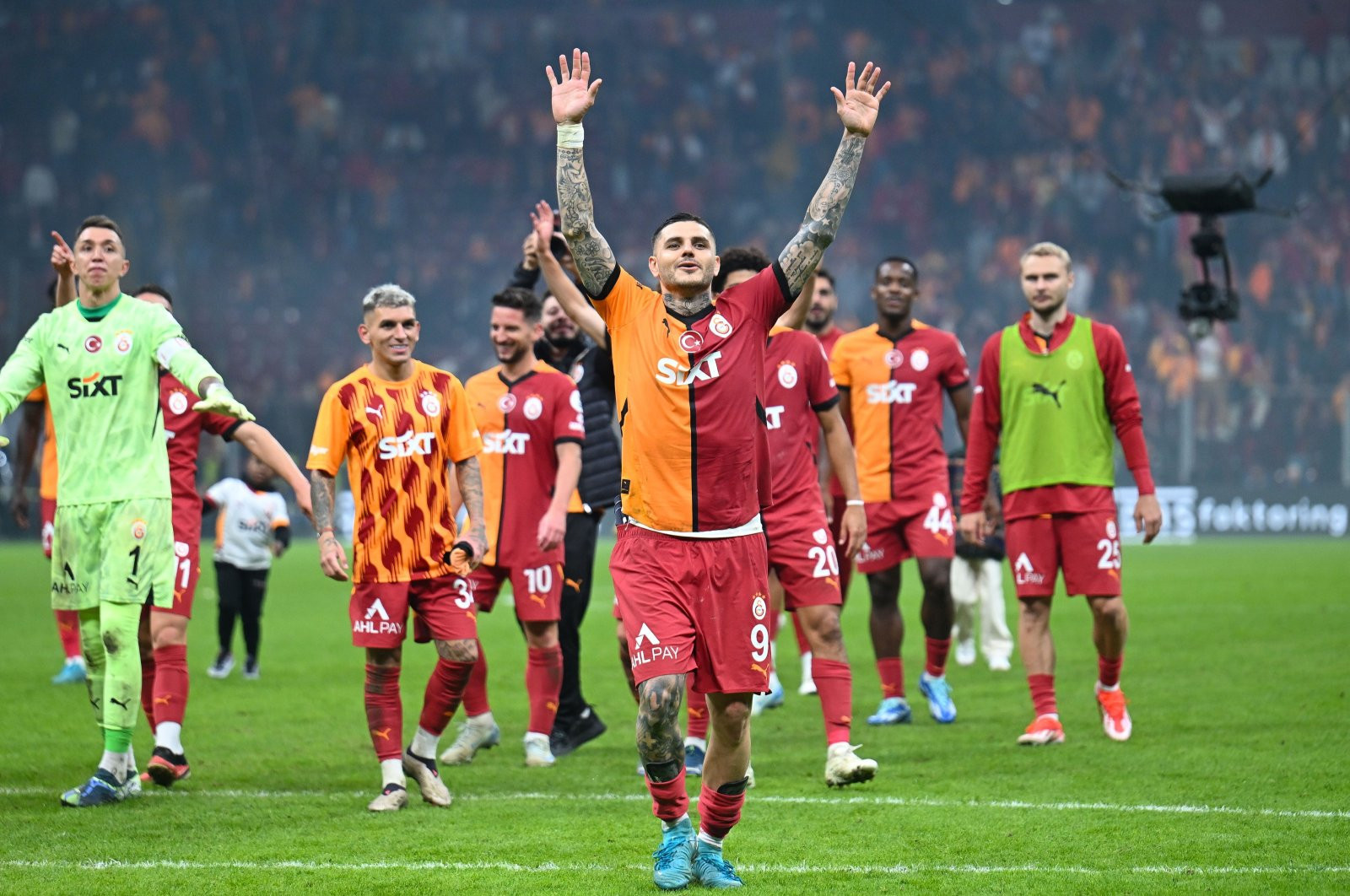 Galatasaray defeat Beşiktaş 2-1 in Turkish Süper Lig derby