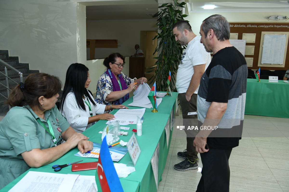 Baku residents continue casting their ballots-PHOTO 