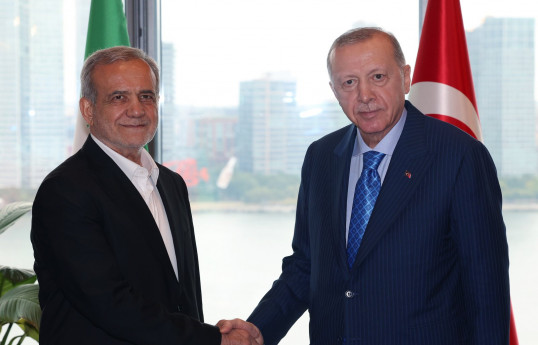 President Recep Tayyip Erdoğan and Iranian President Masoud Pezeshkian shake hands at the Turkish House in New York
