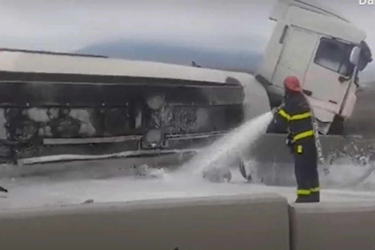Truck carrying 39 tons of fuel overturned on Baku-Quba road, creating explosion risk -VIDEO 