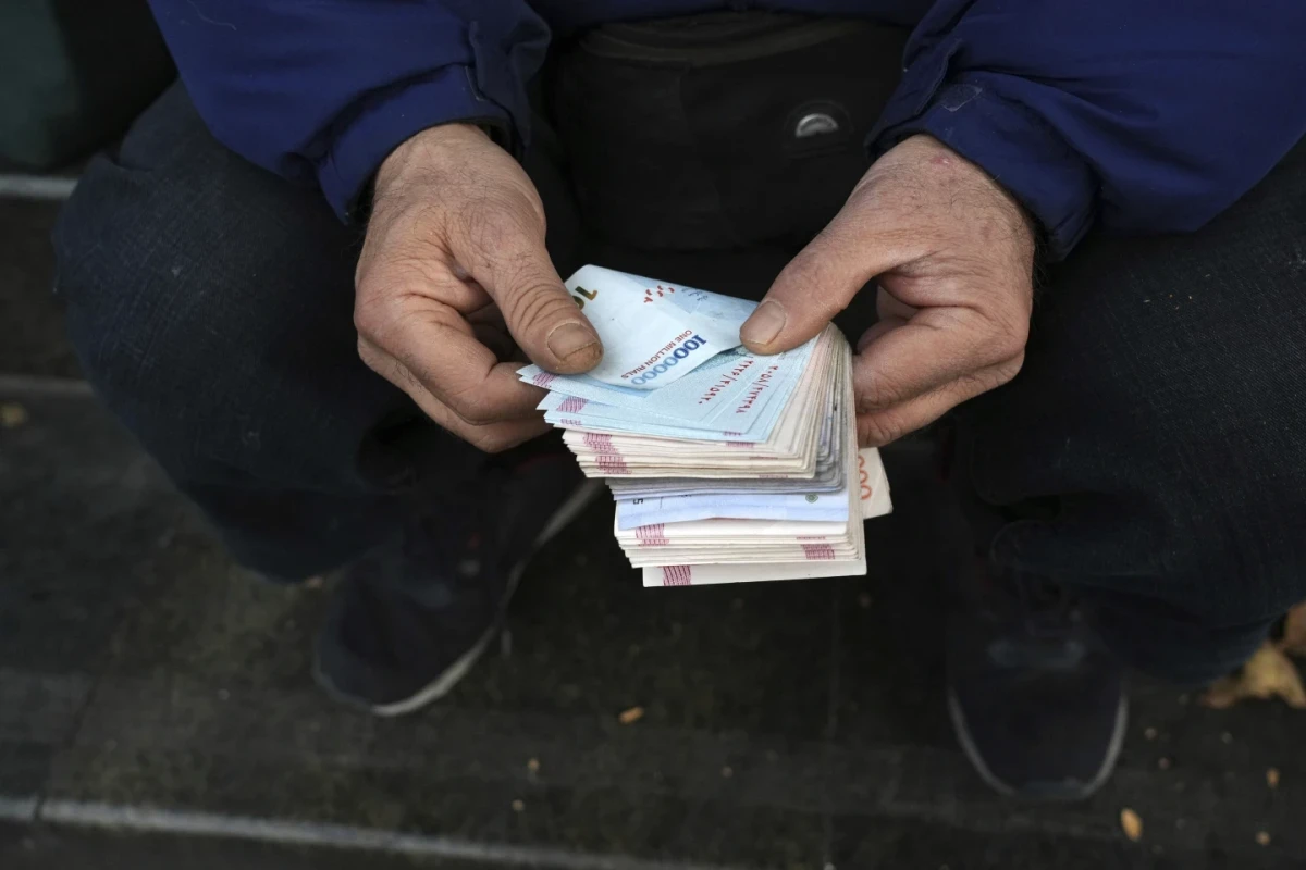 Iran’s currency falls to record low against the dollar as tensions run high