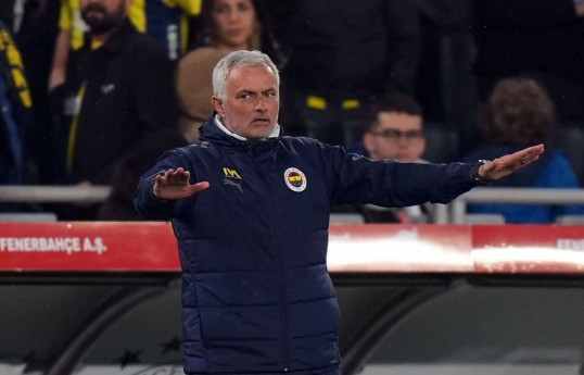 Mourinho suspended after nose-grabbing incident with Galatasaray's Buruk