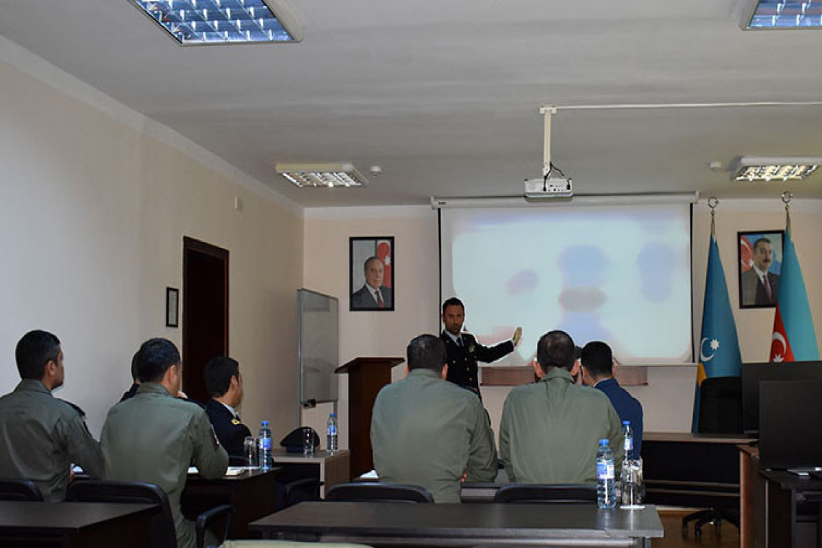 Azerbaijani and Italian military pilots hold an expert meeting
