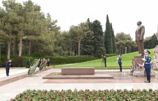 Romanian Parliamentary delegation visits Azerbaijan's National Leader's tomb and Victory Park