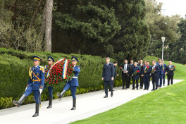 Romanian Parliamentary delegation visits Azerbaijan's National Leader's tomb and Victory Park
