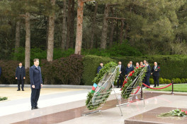 Romanian Parliamentary delegation visits Azerbaijan's National Leader's tomb and Victory Park