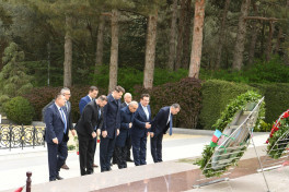 Romanian Parliamentary delegation visits Azerbaijan's National Leader's tomb and Victory Park