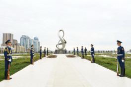 Romanian Parliamentary delegation visits Azerbaijan's National Leader's tomb and Victory Park