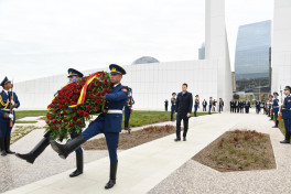Romanian Parliamentary delegation visits Azerbaijan's National Leader's tomb and Victory Park