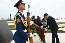 Romanian Parliamentary delegation visits Azerbaijan's National Leader's tomb and Victory Park