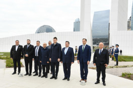 Romanian Parliamentary delegation visits Azerbaijan's National Leader's tomb and Victory Park