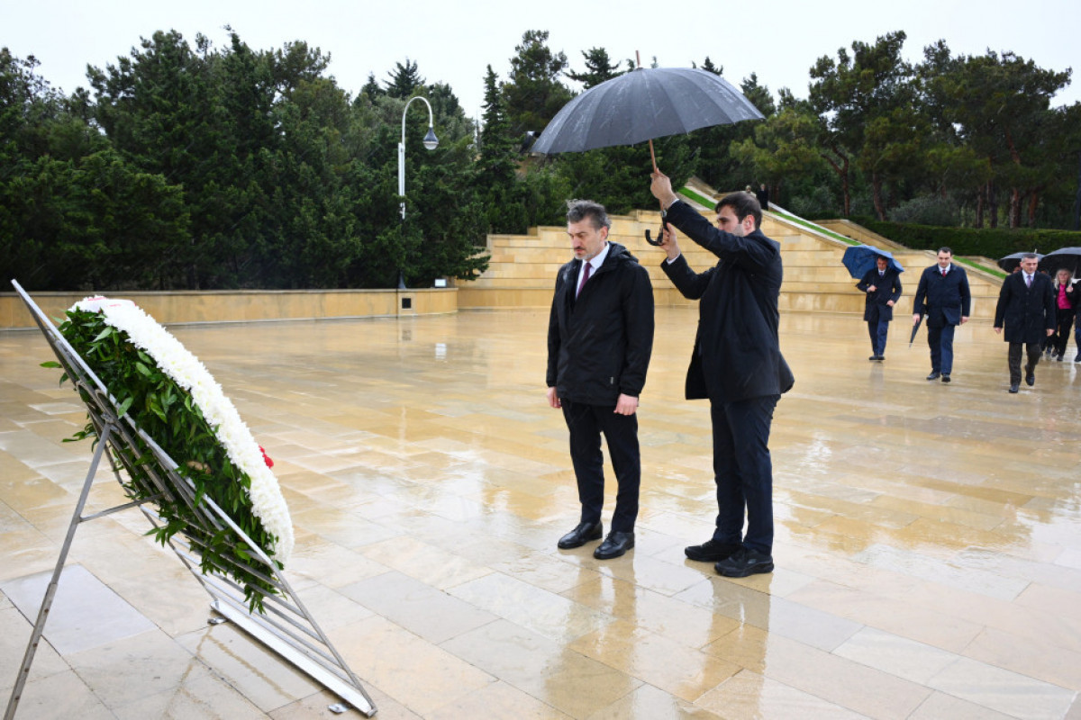Georgian President commemorates Azerbaijani martyrs in Baku