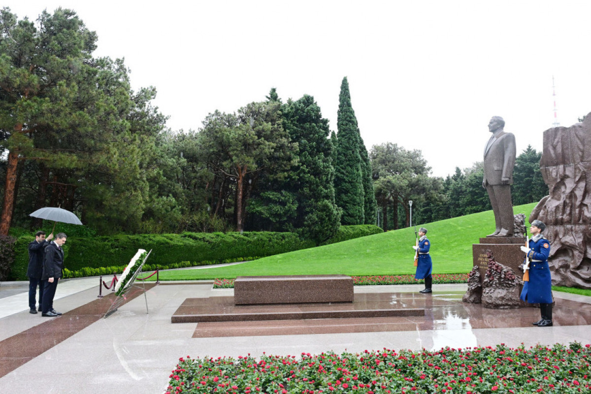 Georgian President pays tribute to Azerbaijan’s National Leader Heydar Aliyev