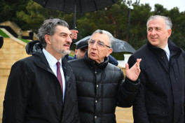 Georgian President commemorates Azerbaijani martyrs in Baku
