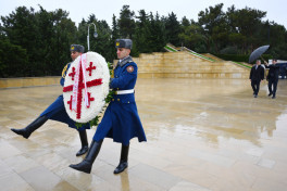 Georgian President commemorates Azerbaijani martyrs in Baku