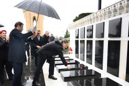 Georgian President commemorates Azerbaijani martyrs in Baku