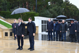 Georgian President commemorates Azerbaijani martyrs in Baku