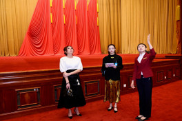 Azerbaijan’s First Lady Mehriban Aliyeva, her daughter Leyla Aliyeva, and other family members visited the Great Hall of the People in Beijing
