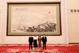 Azerbaijan’s First Lady Mehriban Aliyeva, her daughter Leyla Aliyeva, and other family members visited the Great Hall of the People in Beijing