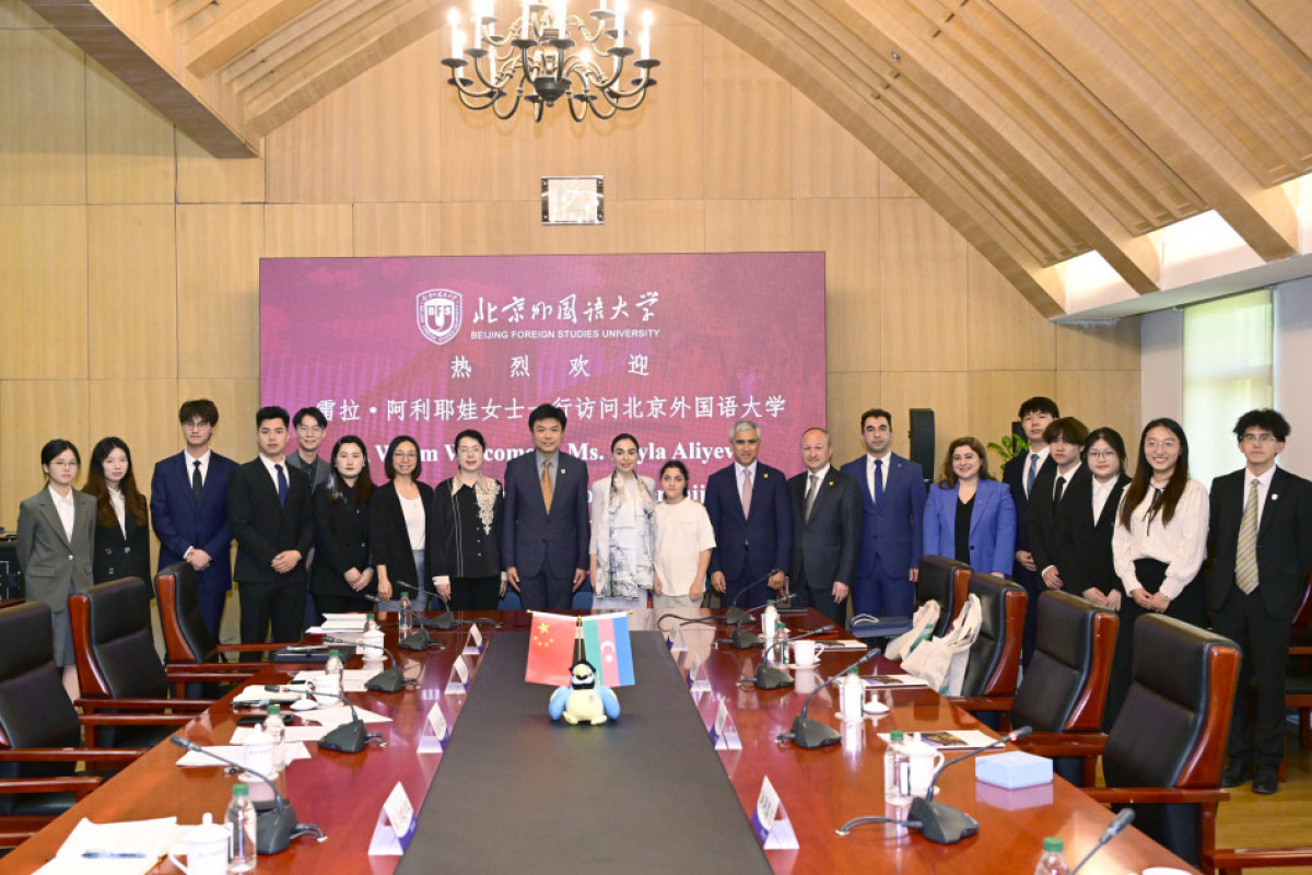Leyla Aliyeva meets with students at Beijing Foreign Studies University