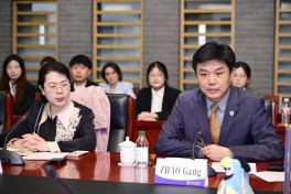Leyla Aliyeva meets with students at Beijing Foreign Studies University