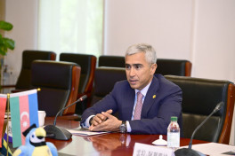 Leyla Aliyeva meets with students at Beijing Foreign Studies University