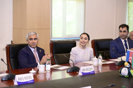 Leyla Aliyeva meets with students at Beijing Foreign Studies University